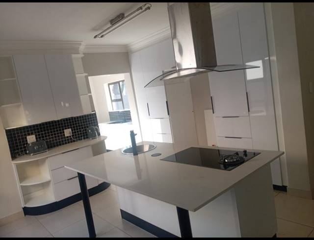 7 BEDROOM HOUSE FOR SALE IN MIDSTREAM ESTATE